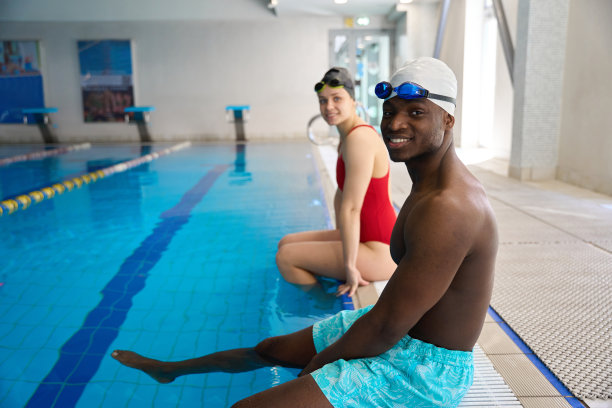 年轻男性游泳运动员训练后放松