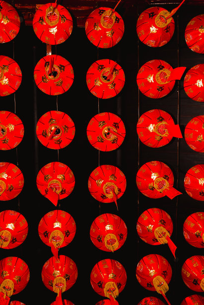 中国传统新年挂红灯笼挂