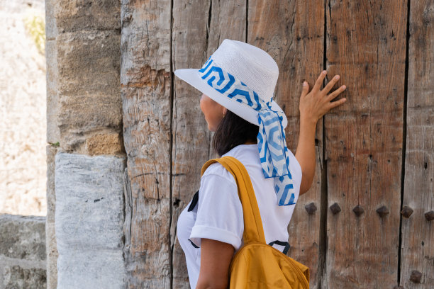 美女在欧式小镇旅游