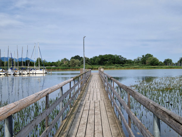 水边木质栈桥风景图片