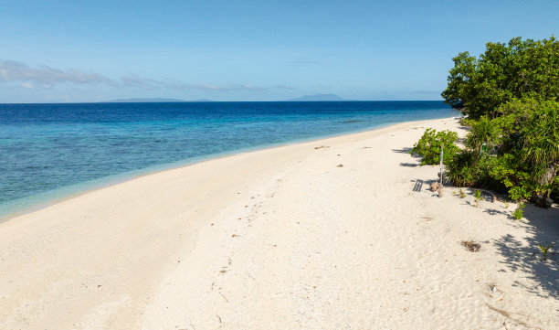 航拍大海礁石和海浪风景