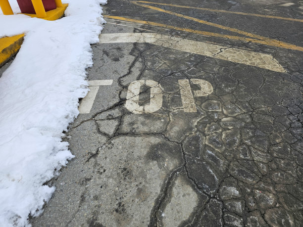 结冰的水泥路面