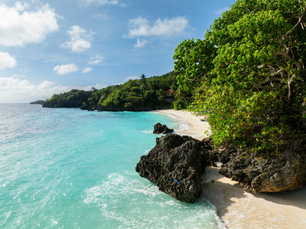 航拍大海礁石和海浪风景