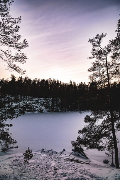 早冬湖边霜冻的美景