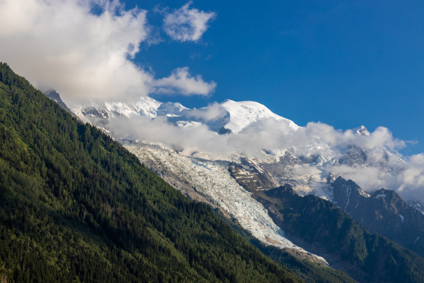 攀登雪山高峰图片