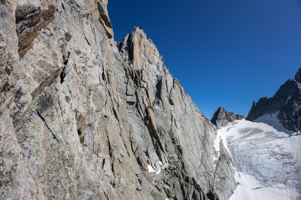 攀登雪山高峰图片