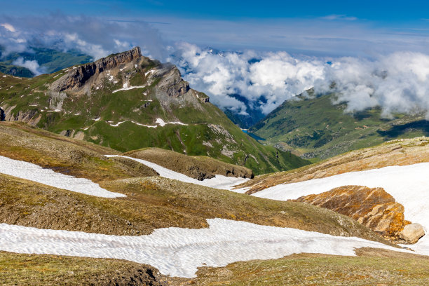 攀登雪山高峰图片