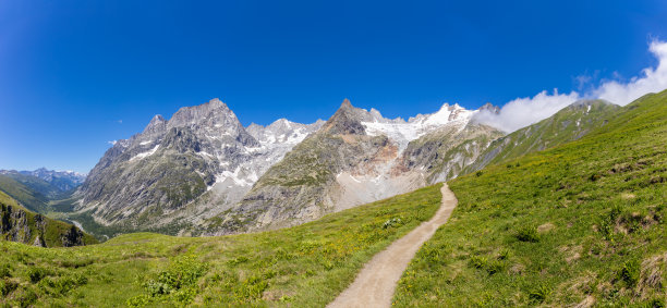 攀登雪山高峰图片