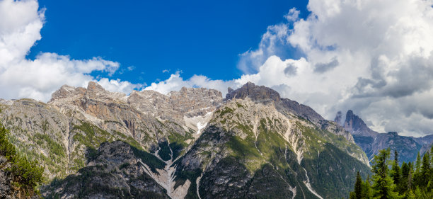 攀登雪山高峰图片