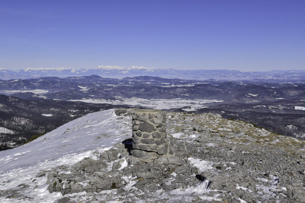 攀登雪山高峰图片