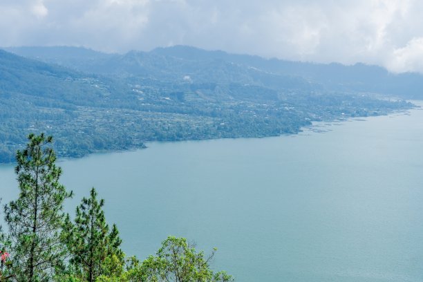 大山日出湖泊山水风光图片