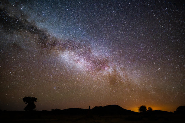 星空下的越野车