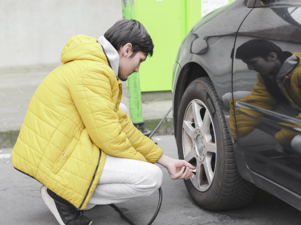 黄色扁平汽车