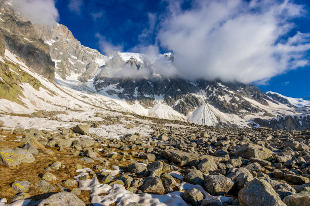 攀登雪山高峰图片