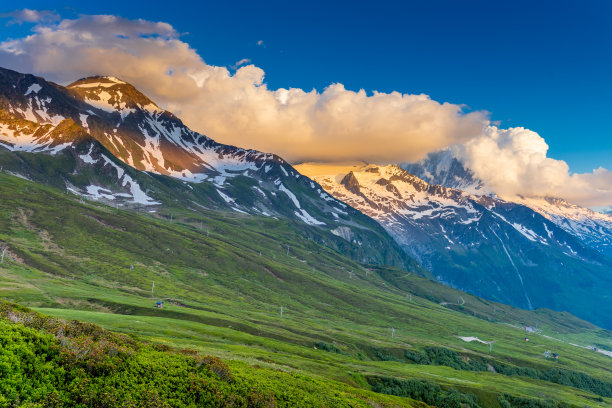 攀登雪山高峰图片