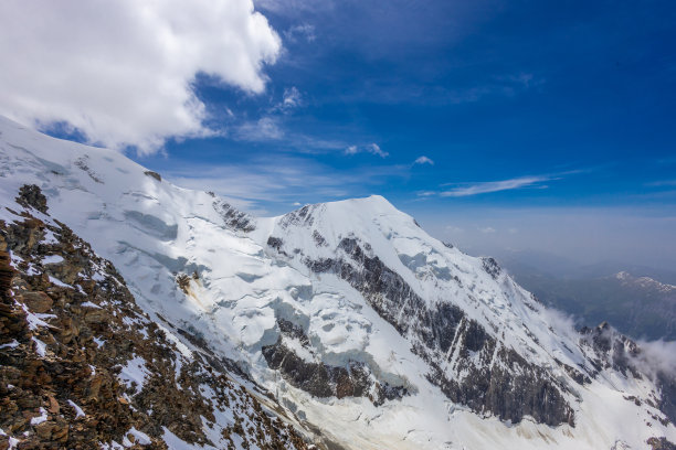 攀登雪山高峰图片