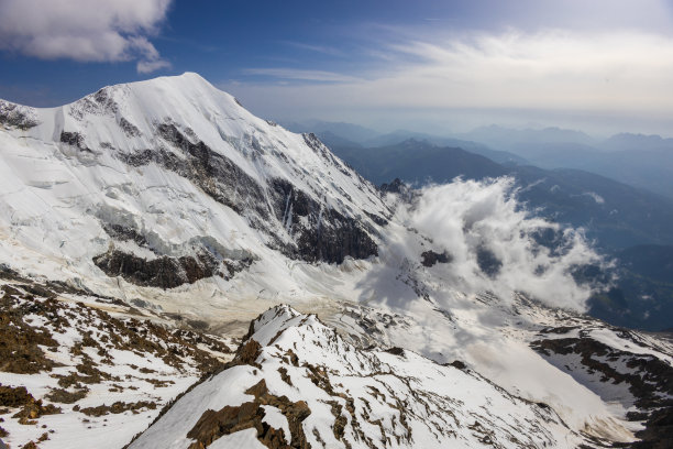 攀登雪山高峰图片