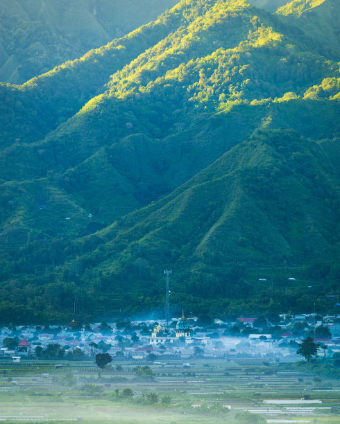 大山日出湖泊山水风光图片