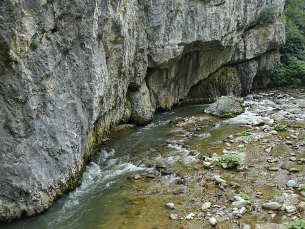 溪中洞石