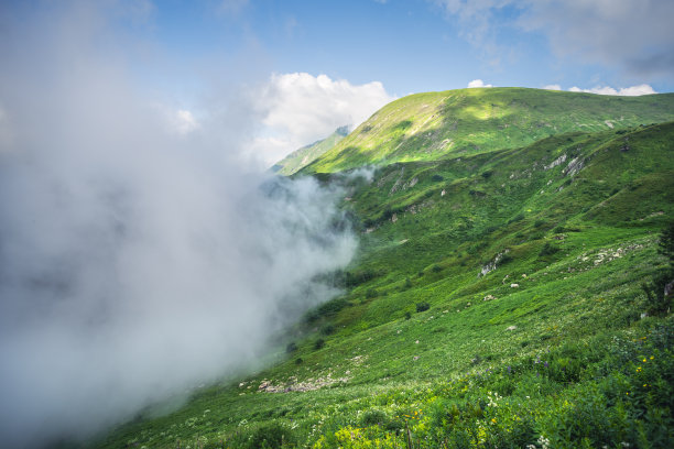 禅意山峰云雾环保低碳