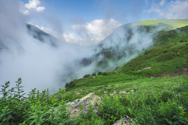 禅意山峰云雾环保低碳