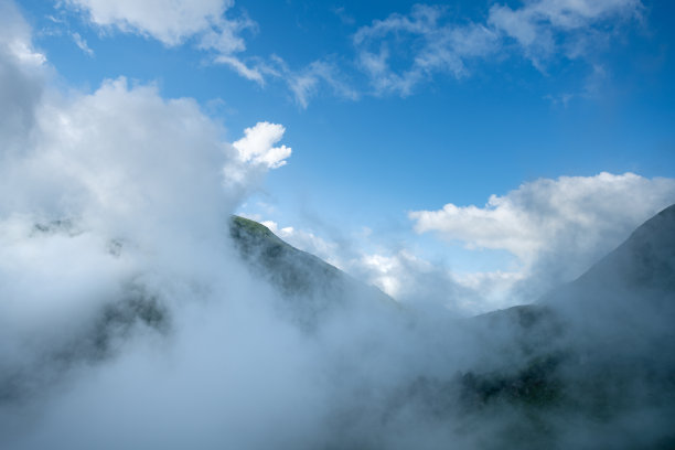 禅意山峰云雾环保低碳