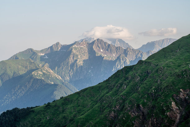 禅意山峰云雾环保低碳