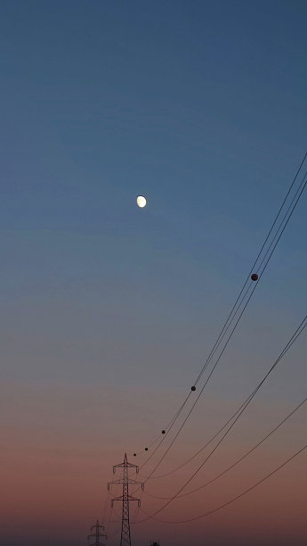 月亮和电线