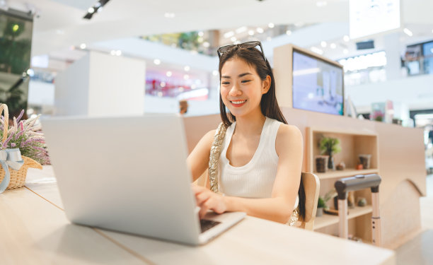 亚洲女性熟练的在电脑前工作