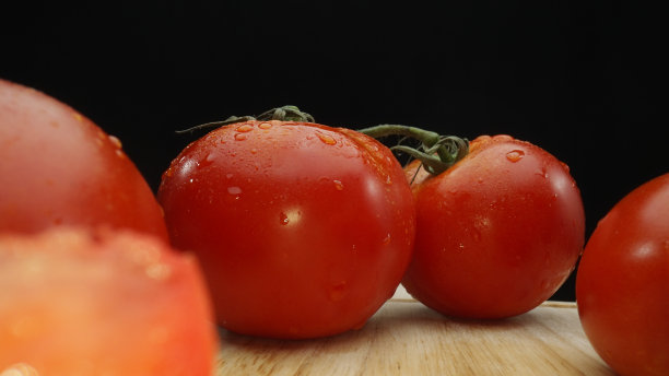 黑色背景上西红柿高清拍摄素材