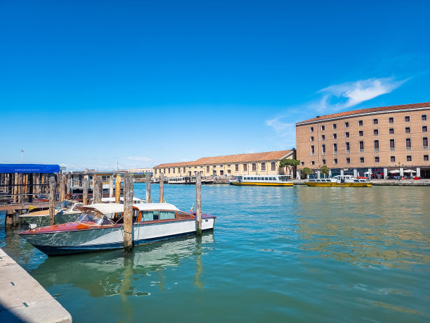 威尼斯布拉诺岛运河的房子和小船