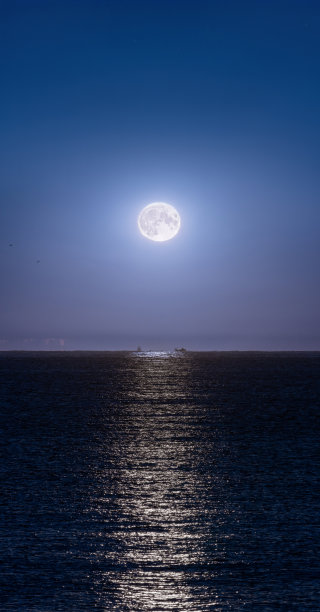 水边月亮