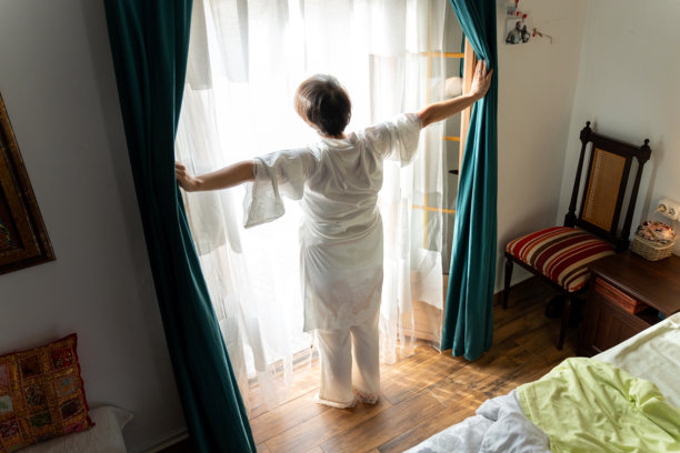 僅一個中年女人,起床,35歲到39歲