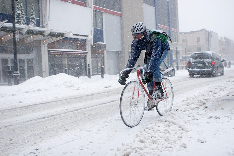 蒙特利尔,大风雪,自行车信使,暴风雨,水平画幅,雪,燃油危机,超现实主义的,健康,驾车