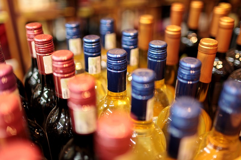 成一排,酒瓶,多色的,选择对焦,葡萄酒,新的,水平画幅,酒架,无人,标签