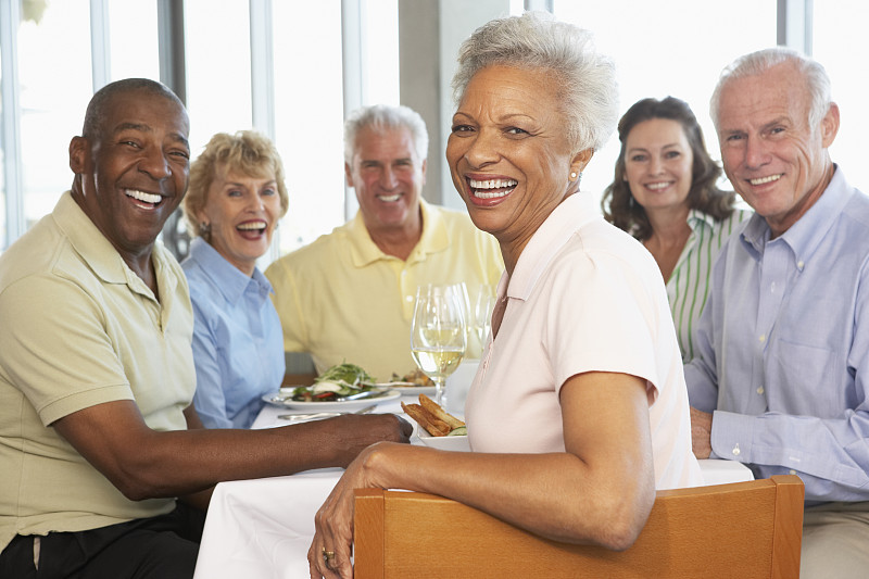 友谊,餐馆,葡萄酒,休闲活动,含酒精饮料,饮料,65到69岁,非裔美国人,仅成年人,50到59岁