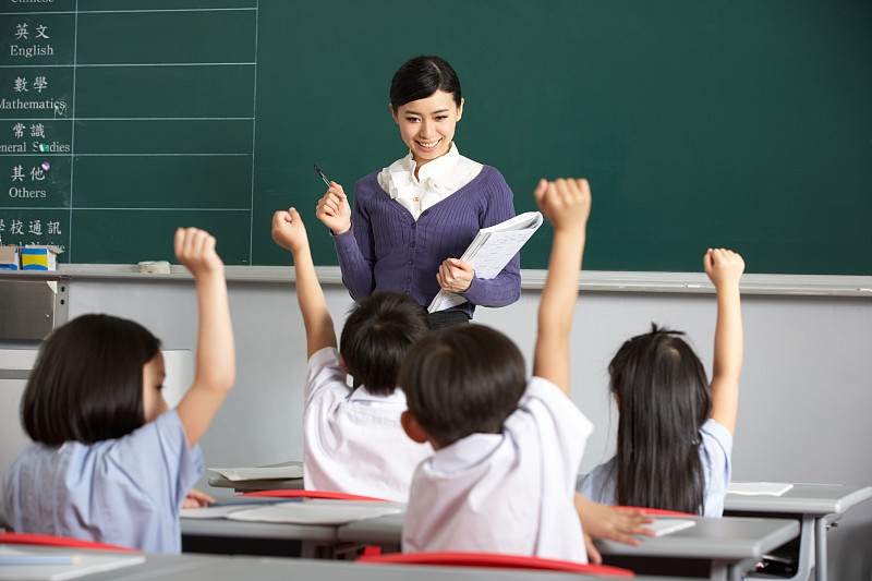 教师,教室,高举手臂,小学,学生,儿童教育,学校,制服,未成年学生,小学生