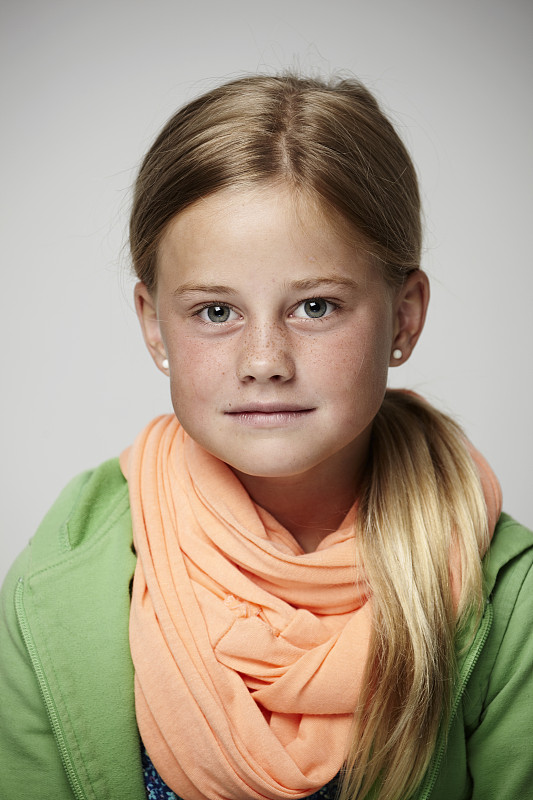 注视镜头,女孩,平衡折角灯,垂直画幅,美,留白,美人,白人,特写,长发