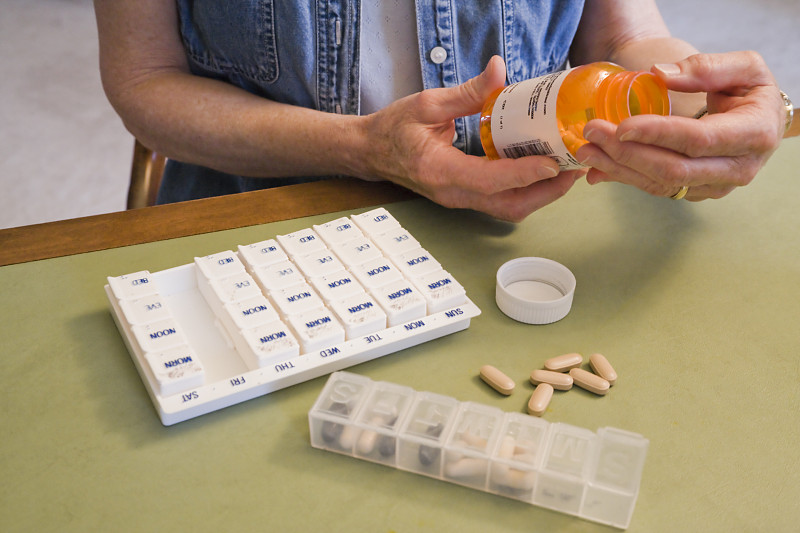 吃药丸,瓶子,中老年女人,分药盒,药盒,药物容器,四肢,器材箱,衰老过程,营养品