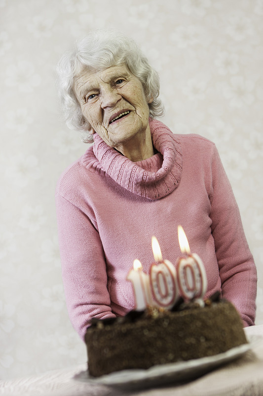 生日,祖母,羊毛帽,宏伟,100号,生日蜡烛,垂直画幅,蛋糕,仅成年人,成年的