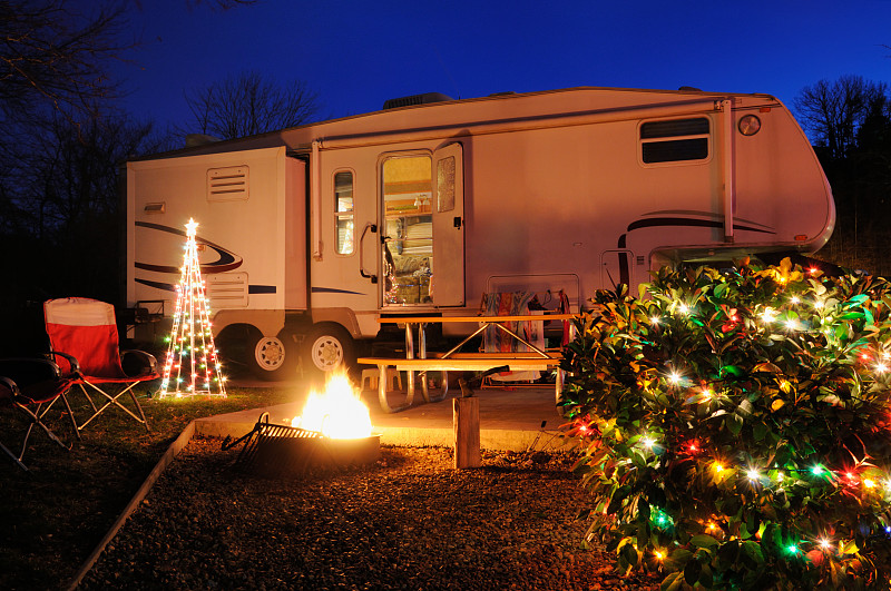 露营车,拖车,留白,水平画幅,夜晚,无人,圣诞树,黄昏,圣诞小彩灯