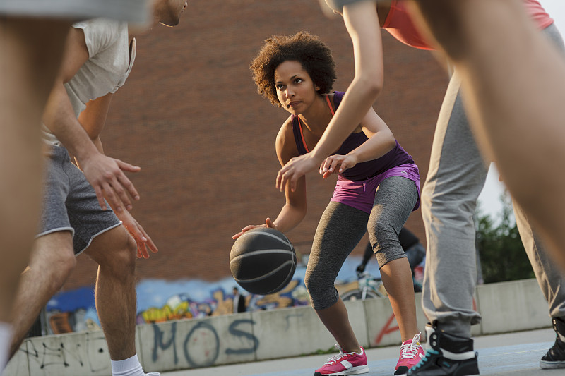 篮球运动员,女人,球,防守的球员,篮球运动,篮球,篮球框,少量人群,运动竞赛,休闲活动