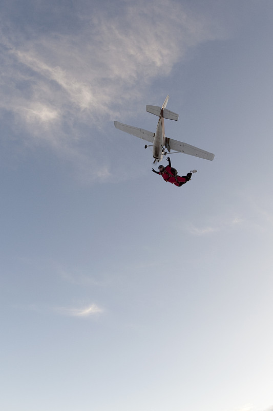 跳伞运动,飞机,平衡折角灯,连身服,自由落体,螺旋桨飞机,降落伞运动,垂直画幅,天空,留白