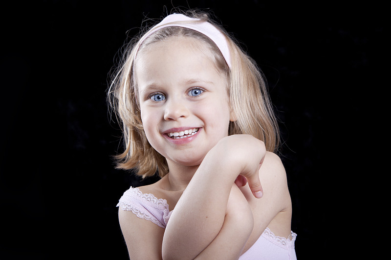 仅一个女孩,留白,水平画幅,注视镜头,白人,特写,黑色背景,彩色图片,人的脸部,情感