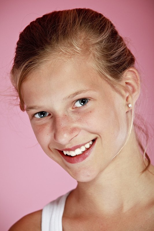 仅一个女孩,垂直画幅,美,青少年,注视镜头,美人,白人,特写,头发,青年人