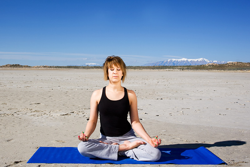 注视镜头,简单,盘腿坐式,美,禅宗,水平画幅,人,偏远的,肖像,仅成年人
