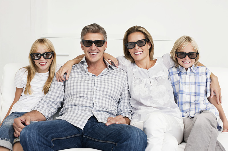 3d眼镜,家庭,沙发,家庭影院,30到39岁,留白,休闲活动,水平画幅,父母,家庭生活