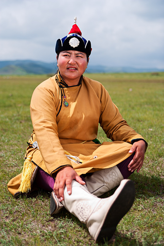 蒙古人,传统服装,女人,纳达慕草原盛会,国内著名景点,内蒙古自治区,蒙古,垂直画幅,正面视角,天空