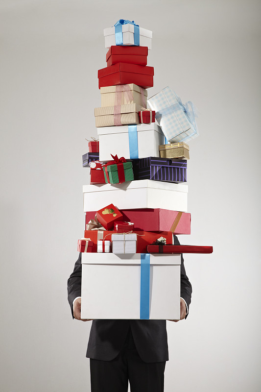 男商人,包装纸,大量物体,圣诞礼物,礼物,拿着,遮住脸,套装,垂直画幅,努力