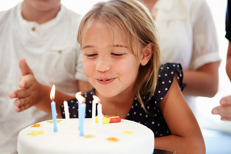蛋糕,生日,女孩,水平画幅,快乐,生日蛋糕,家庭生活,人,白人,仅一个女孩